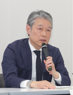人, 屋内, 座る, 女性 が含まれている画像

AI 生成コンテンツは誤りを含む可能性があります。